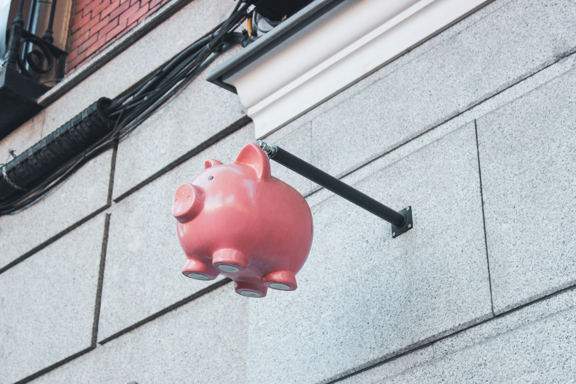 Impact of Monetary Policy on Savings: Key Effects and Economic Insights